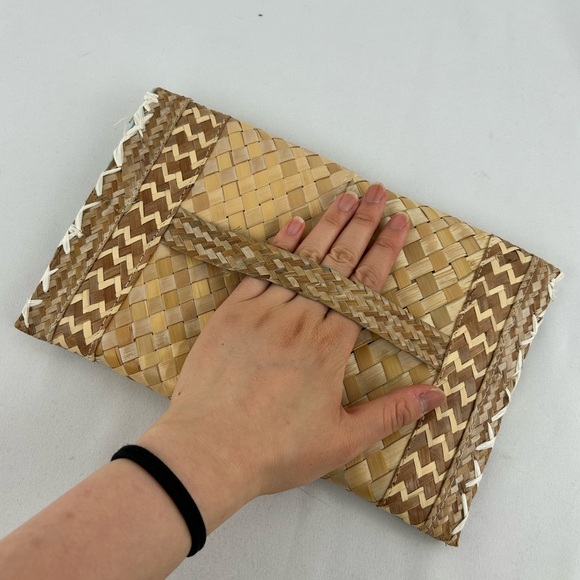 Vintage Wicker Clutch with Shell Decoration - Picture 2 of 8